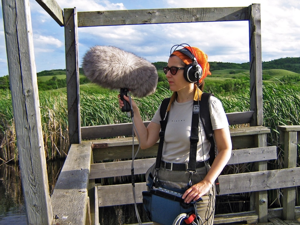 Gabriele Proy bei Klangrecherchen in Saskatchewan, Kanada