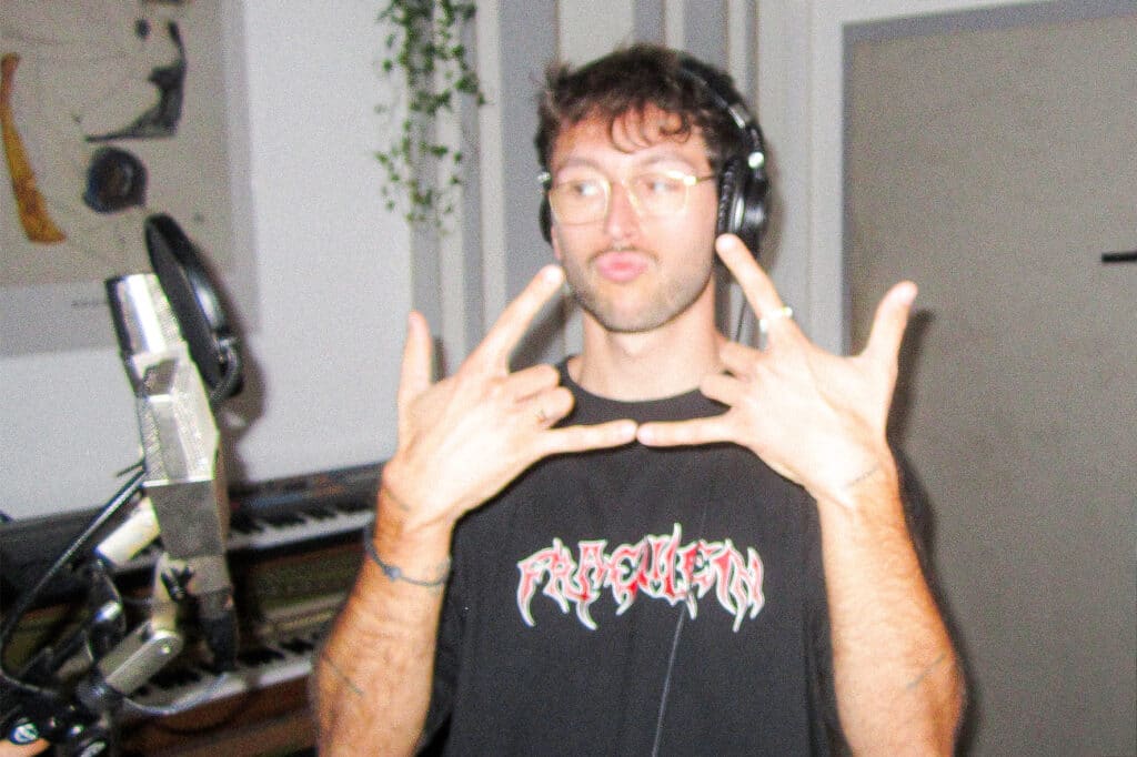 Ein Bild der Singer-Songwriters palffi im Studio