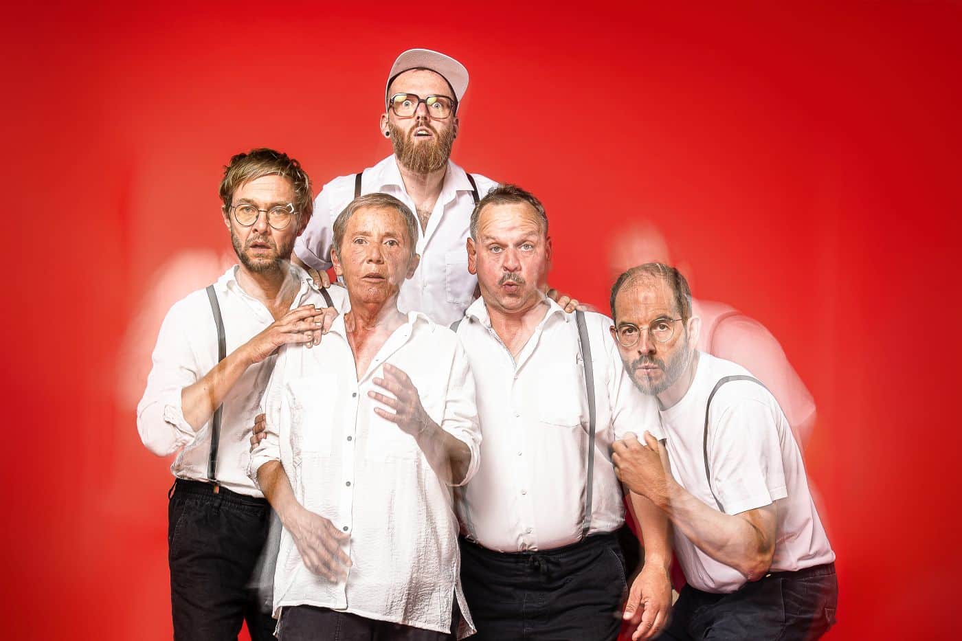 Bild der band 5/8erl in Ehr’n vor rotem Hintergund