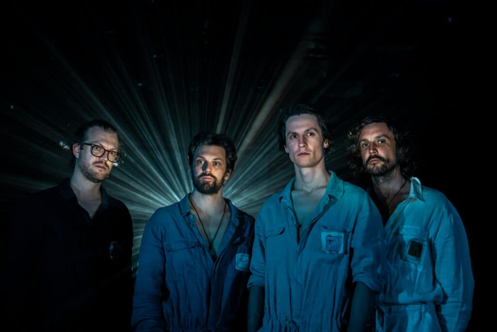 Die Band AMANDA in blauen Overalls