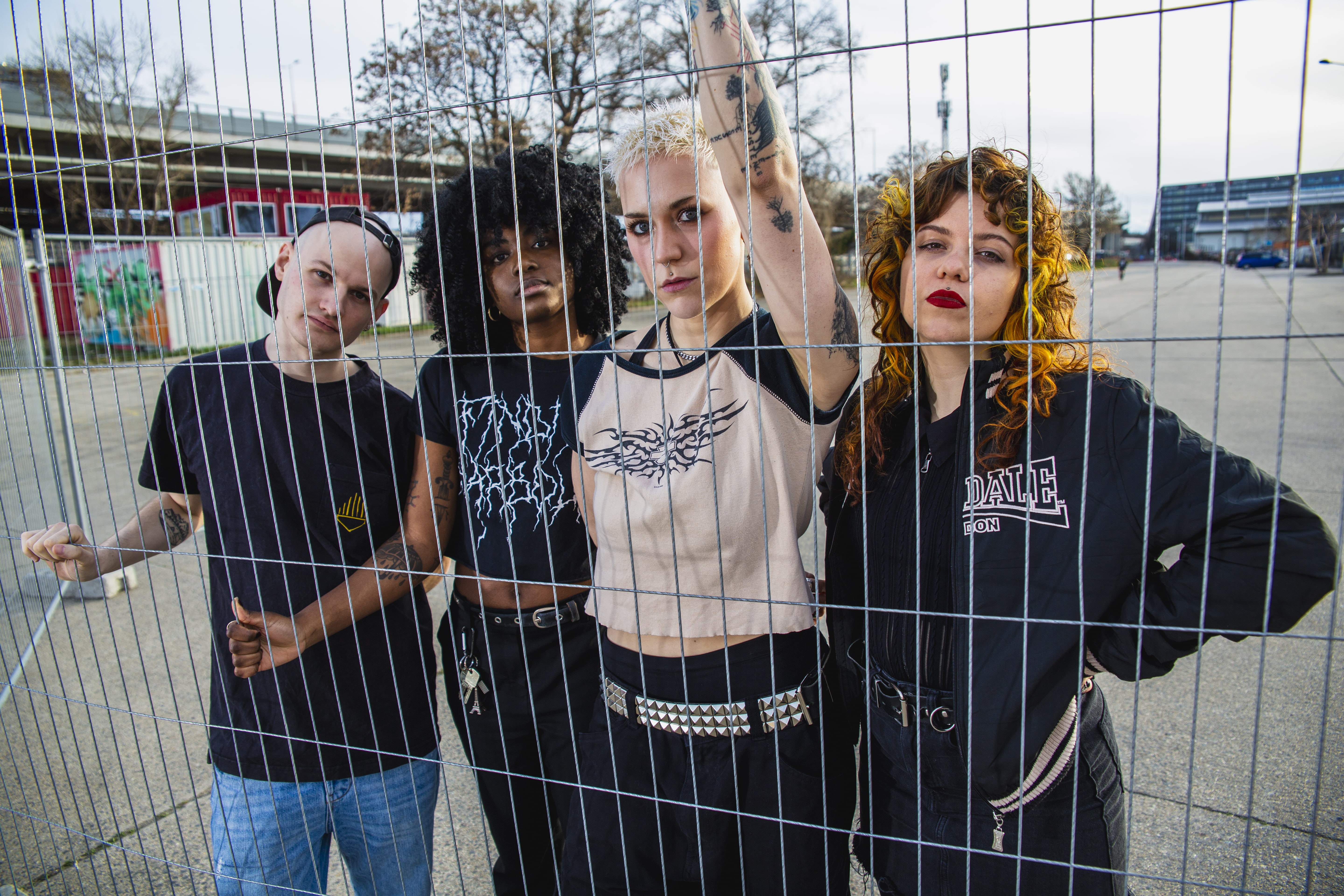 Die vierköpfige Band AYMZ hinter einer Absperrung