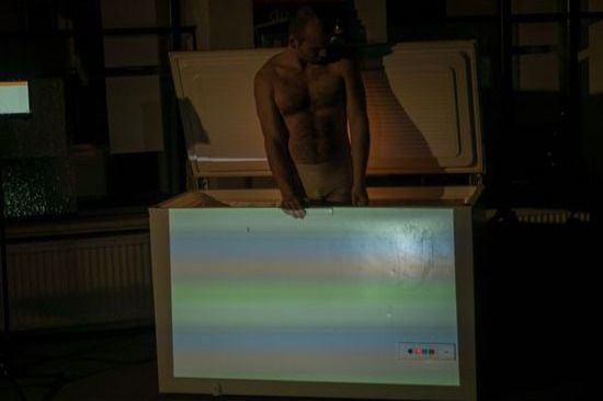 Bild des Künstlers Adrian Stowasser, Performance „Kryostase“, The Art of Reproduction, St. Pölten 2019