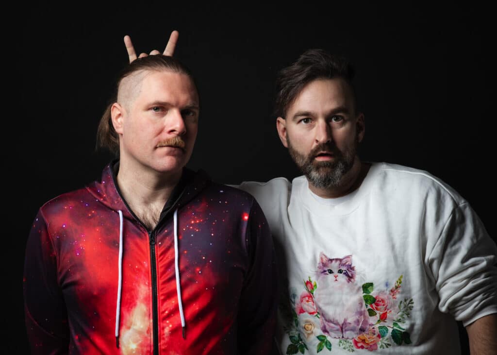 Die beiden Musiker der Band Äffchen & Craigs vor einer schwarzen Wand.