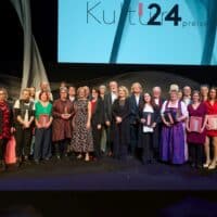 Bild Alle Preisträgerinnen gemeinsam mit Landeshauptfrau Johanna Mikl-Leitner und Moderatorin Theresa Vogl (c) NLK Pfeiffer