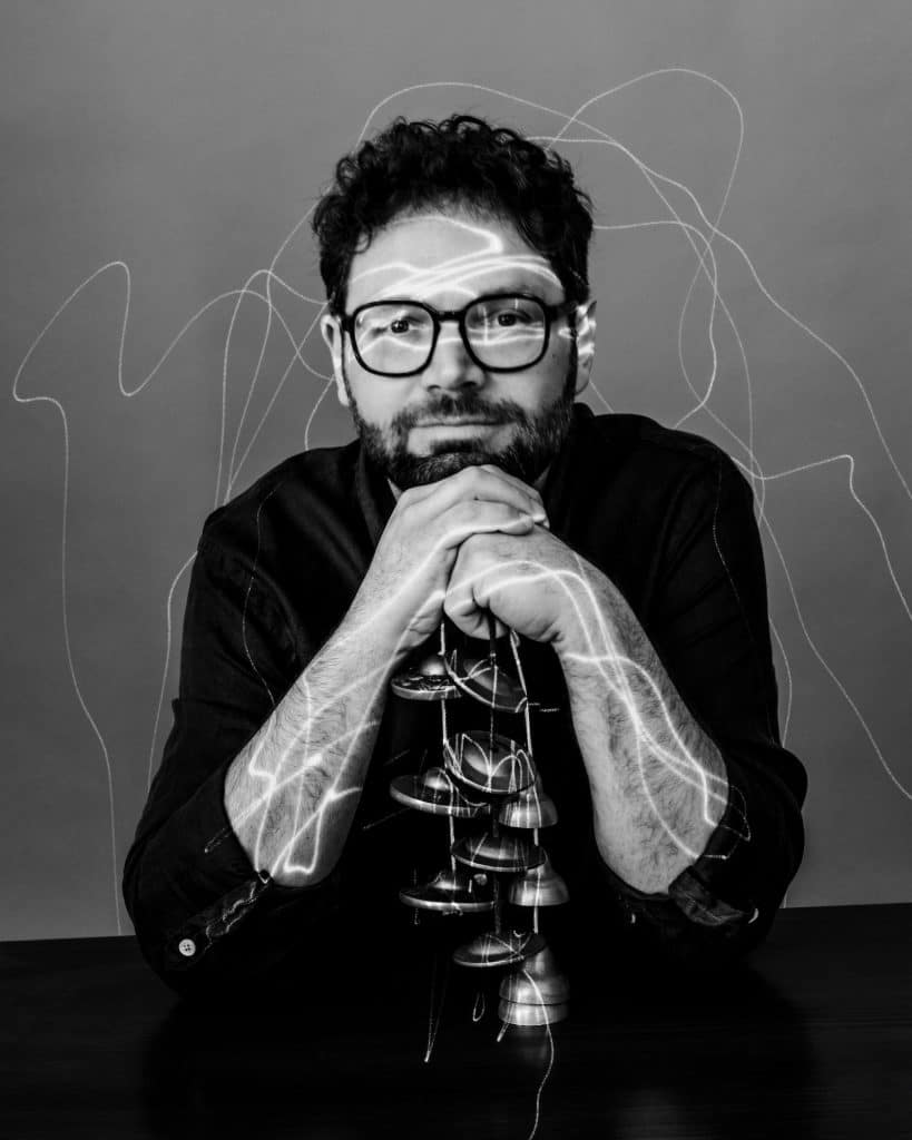 Porträtbild des Musikersd András Dés