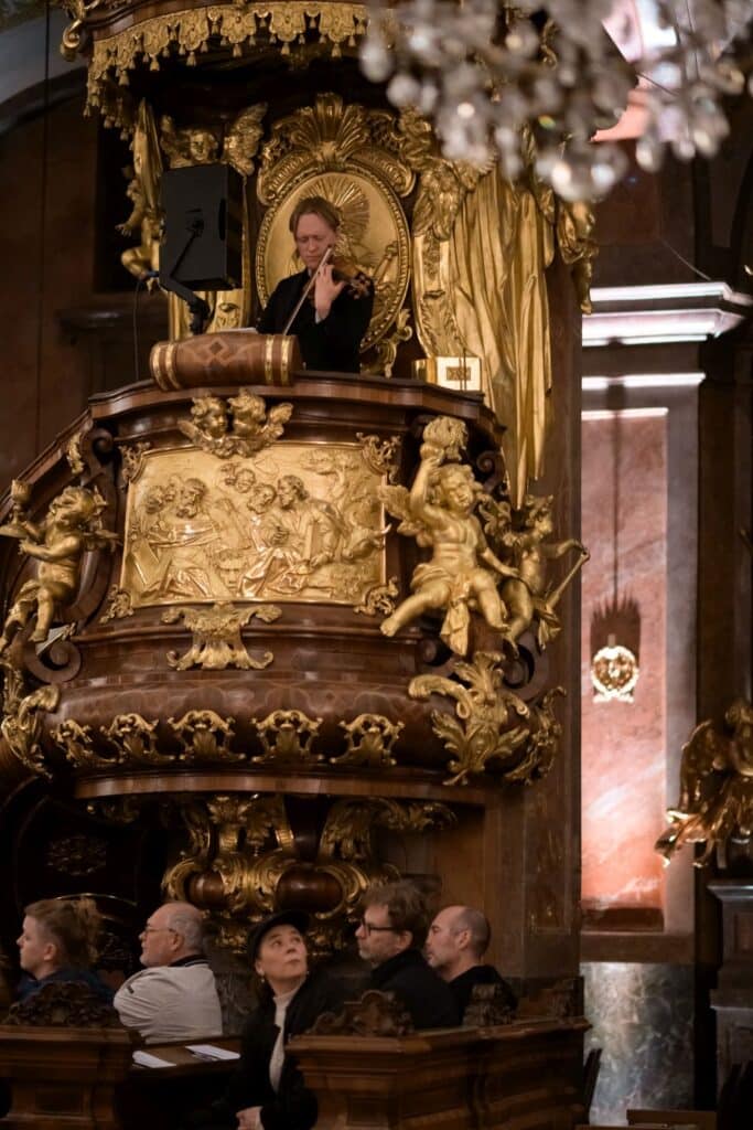 Bild einer Performance des Künstlers Andrii Pavlov „Virus #3.6 – Twilight Zones“, Tangente Festival 2024, Dom St. Pölten