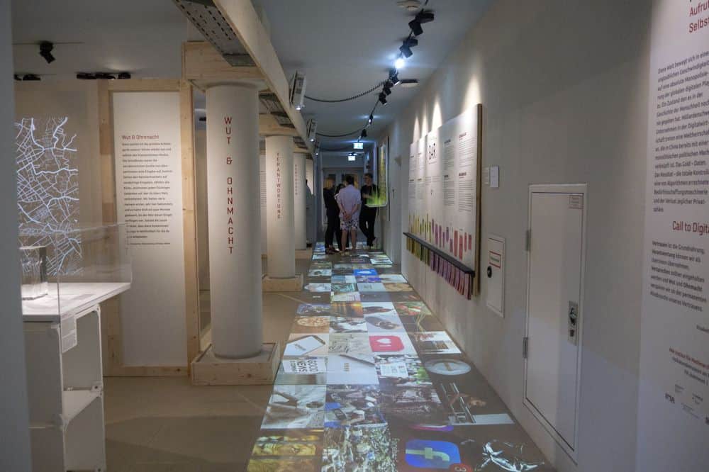 Bild von der Ausstellung „Digidic- Aufruf zur digitalen Selbstverteidigung“, Volkskundemuseum am Paulustor, Graz 2024/25