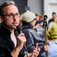 Axel Petri-Preis bei einem Gespräch im Musik im Dialog-Saal der Universität für Musik und darstellende Kunst Wien.