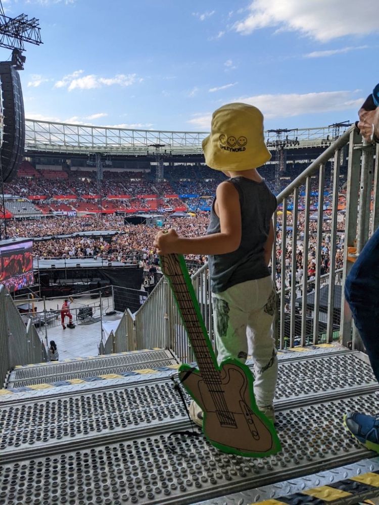 Bild Kind hinter Bühne