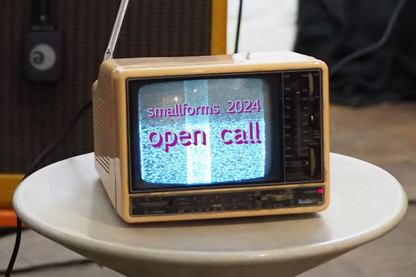 Bild Fernseher mit smallforms Schriftzug