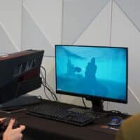 Bild einer Person spielen vor einem Computer-Bildschirm