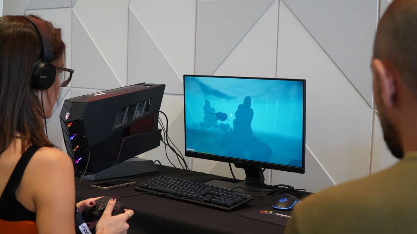 Bild einer Person spielen vor einem Computer-Bildschirm