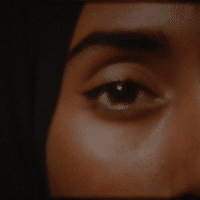 Ein Filmstill aus "Tigereyes" zeigt ein halbseitiges Portrait von Hamna Hussain