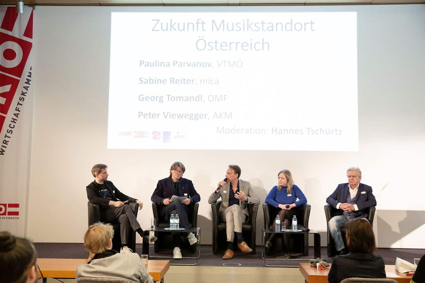 Bzzzz - die Musikkonferenz der österreichischen Musikwirtschaft / v.l.n.r.: Hannes Tschürtz (IFPI), Georg Tomandl (OMF), Franz Hergovich (Austrian Music Export), Paulina Parvanov (VTMÖ), Peter Viewegger (AKM)