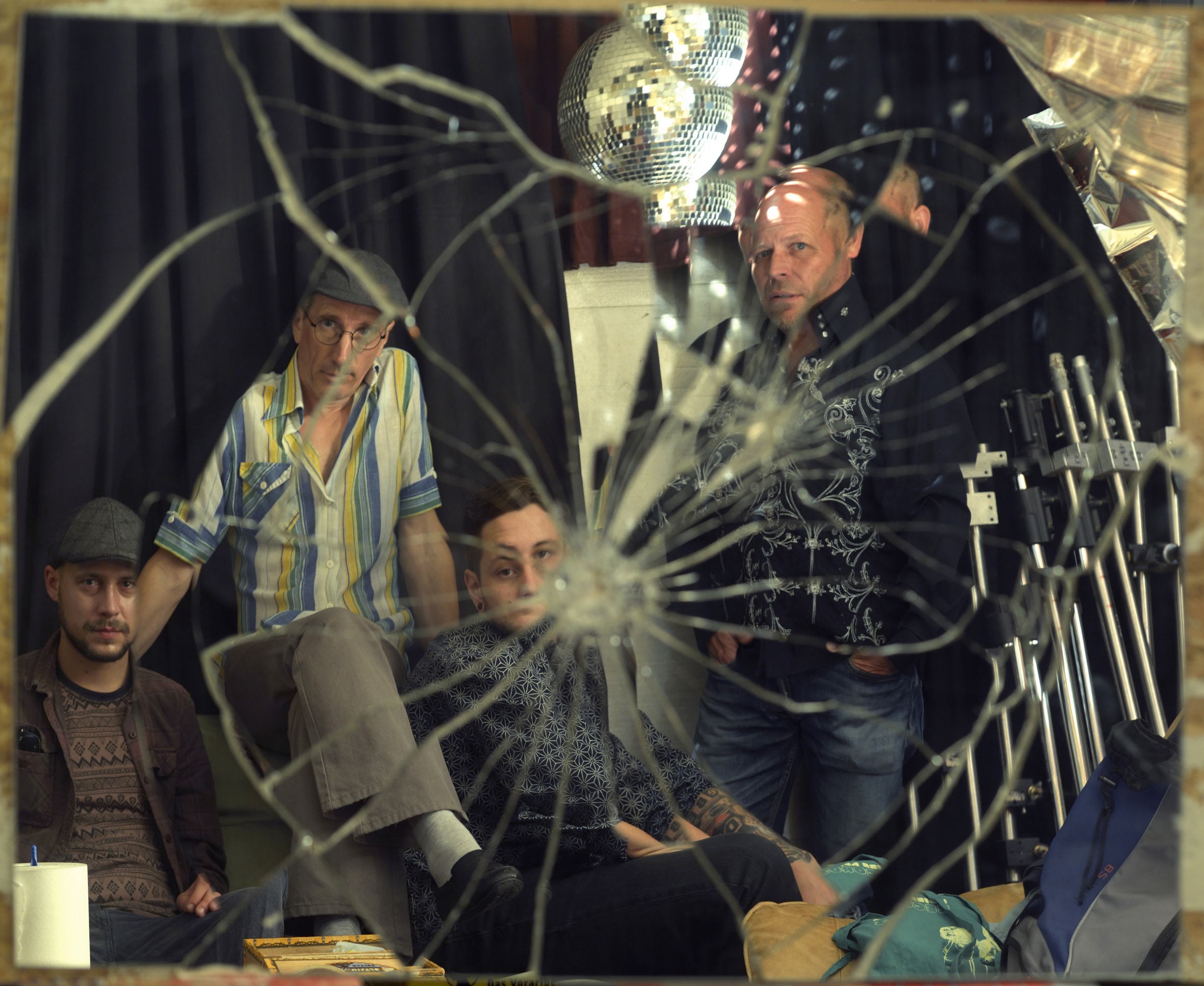 Die Band Convertible fotografiert durch einen zerbrochenen Spiegel