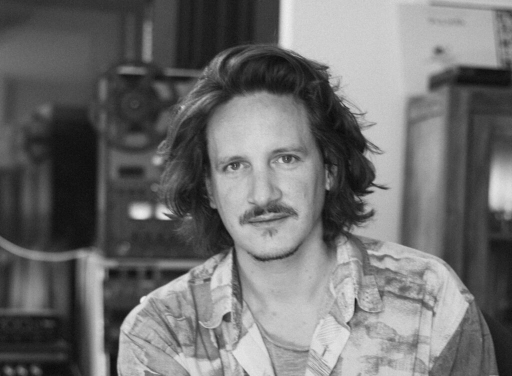 Der Musiker und Komponist David Furrer in schwarz-weiß