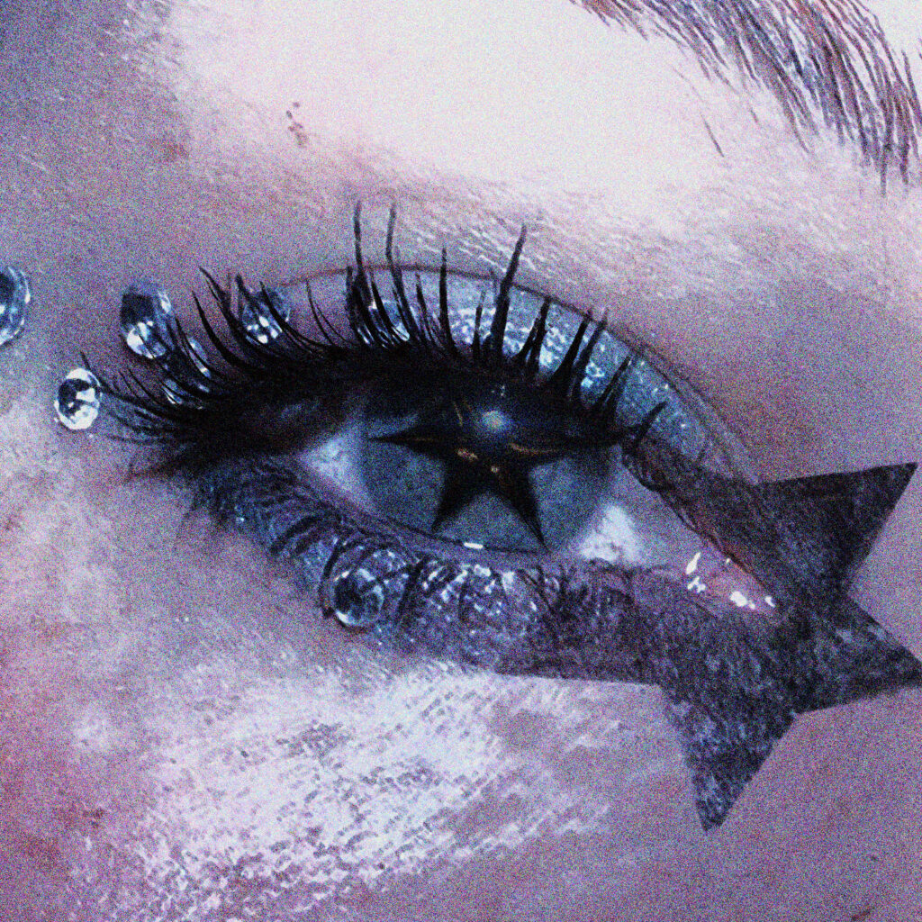 Albumcover zu "Die Summe der Vereinzelung" von Sophia Blenda. Darauf zu sehen ist ein geschminktes Auge in Nahaufnahme. Der schwarze Eyeliner und die Pupille sind jeweils ein Stern.