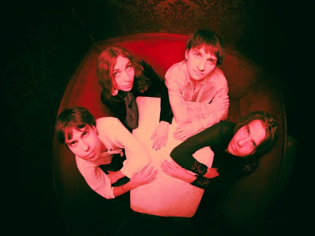 Bild der Band Die Wallners von oben fotografiert in rotem Licht