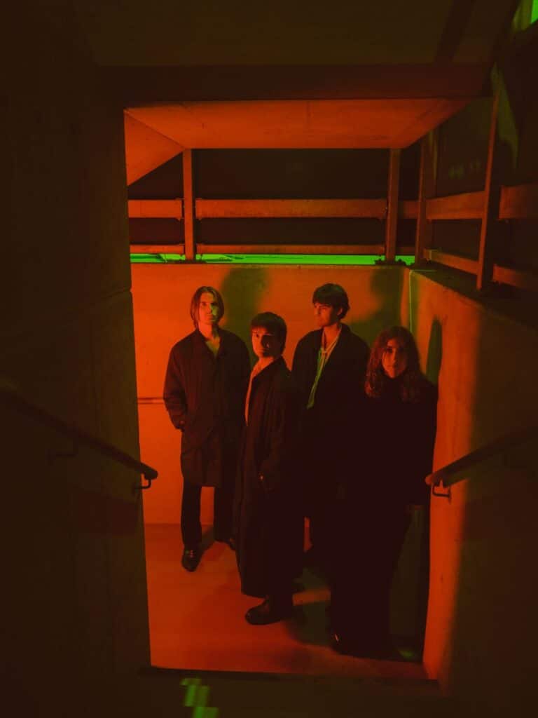 Bild der Band Die Wallners in Leelergang rot beleuchet