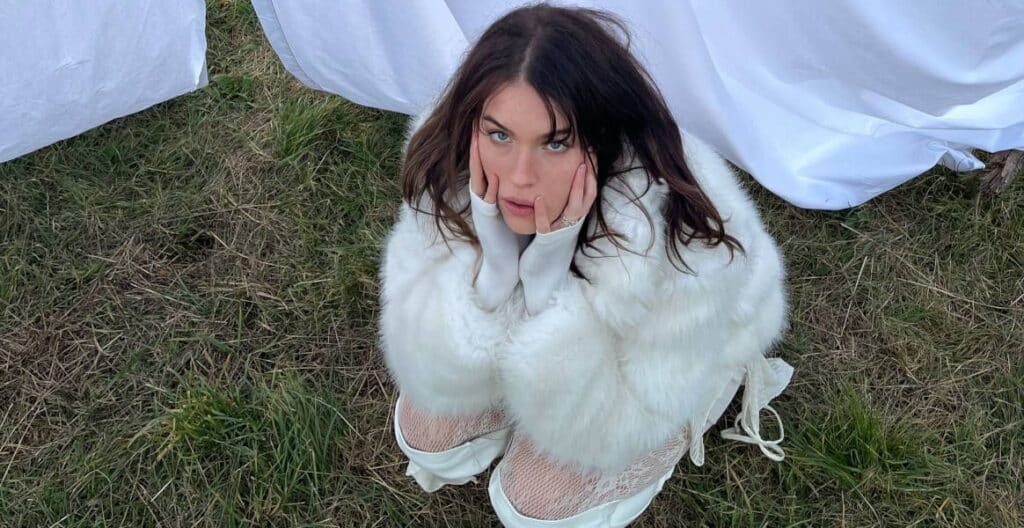 Die Sängerin Diemarcha auf einer Wiese