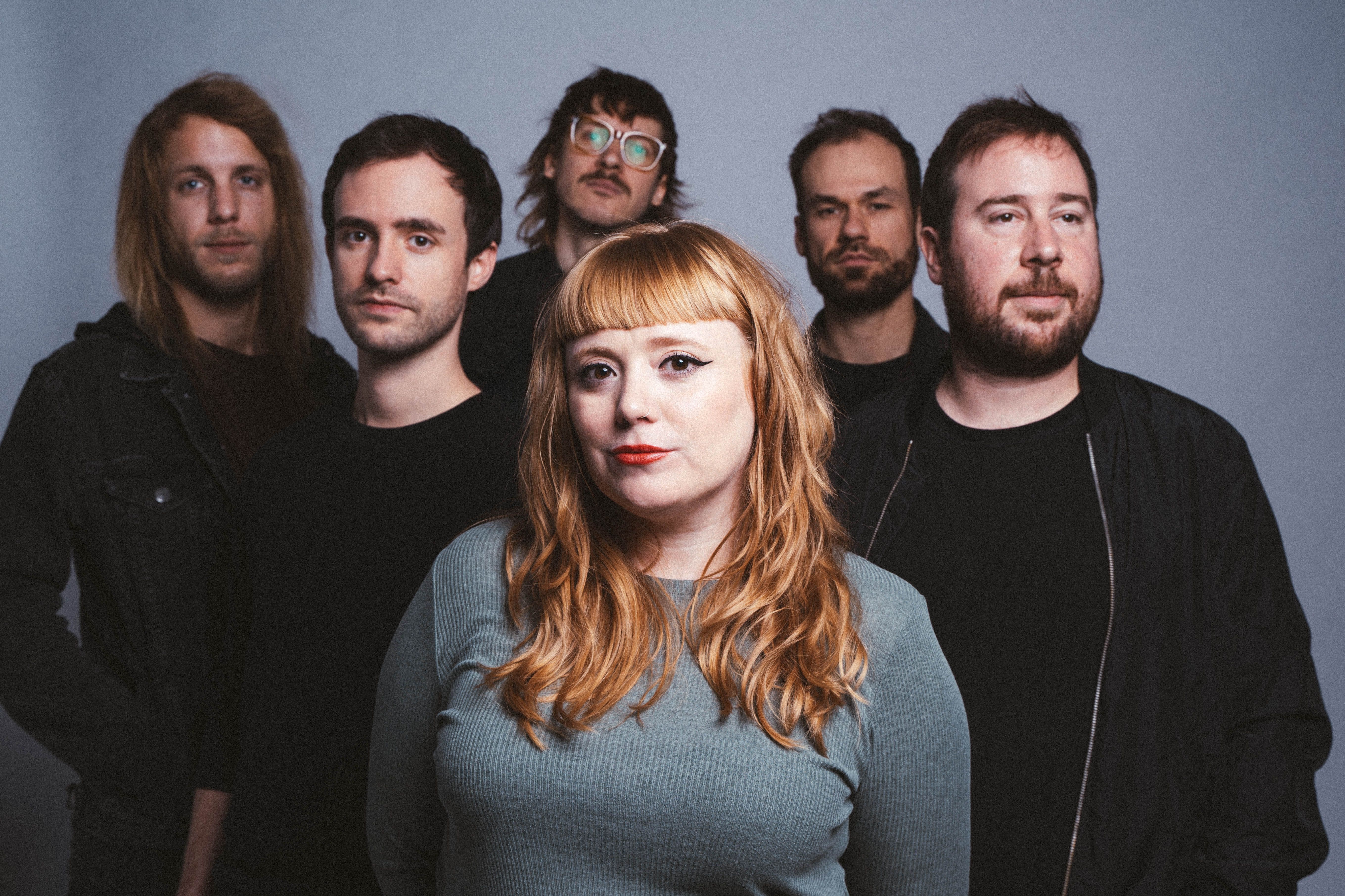 Die sechsköpfige Band Dirty Talons vor einem grauen Hintergrund