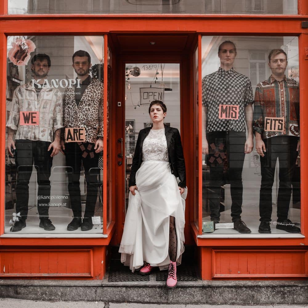 Bild der band ERNST in einem Schaufenster stehend