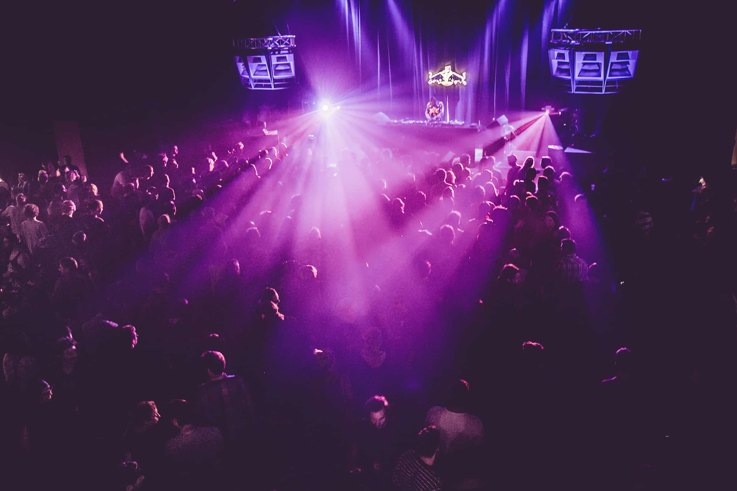 Bild Clubveranstaltung im Rahmen von Elevate, in violeetes licht gehüllt.