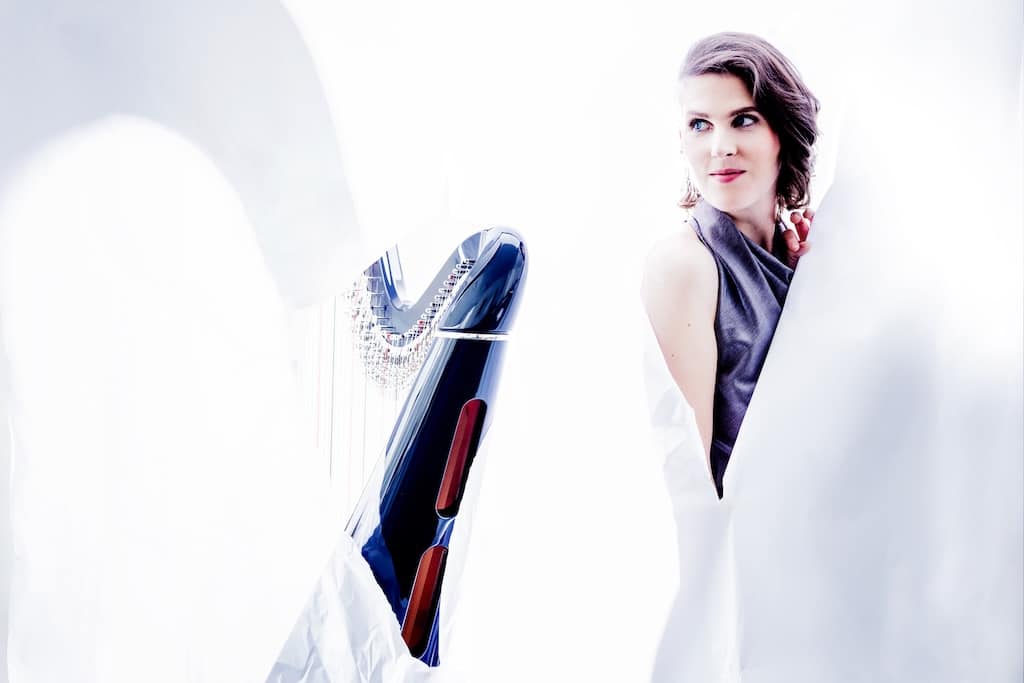 Elisabeth Plank an der Harfe