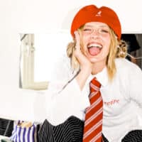 Ella Sterm mit ausgestreckter Zunge