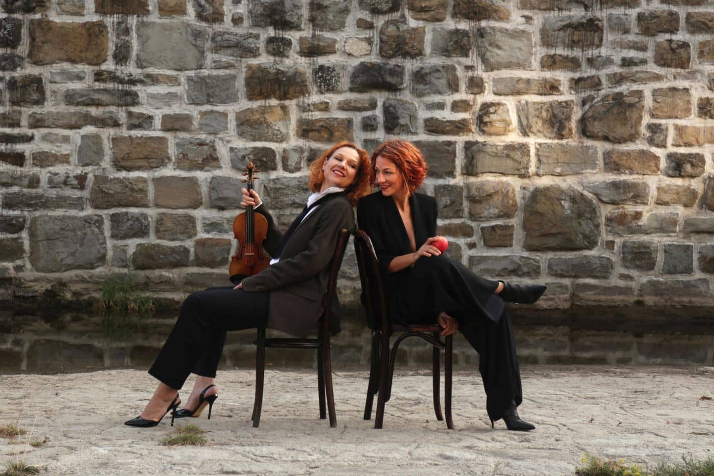 Bild Evas Mut - Sophie Heinrich und Maria Radutu