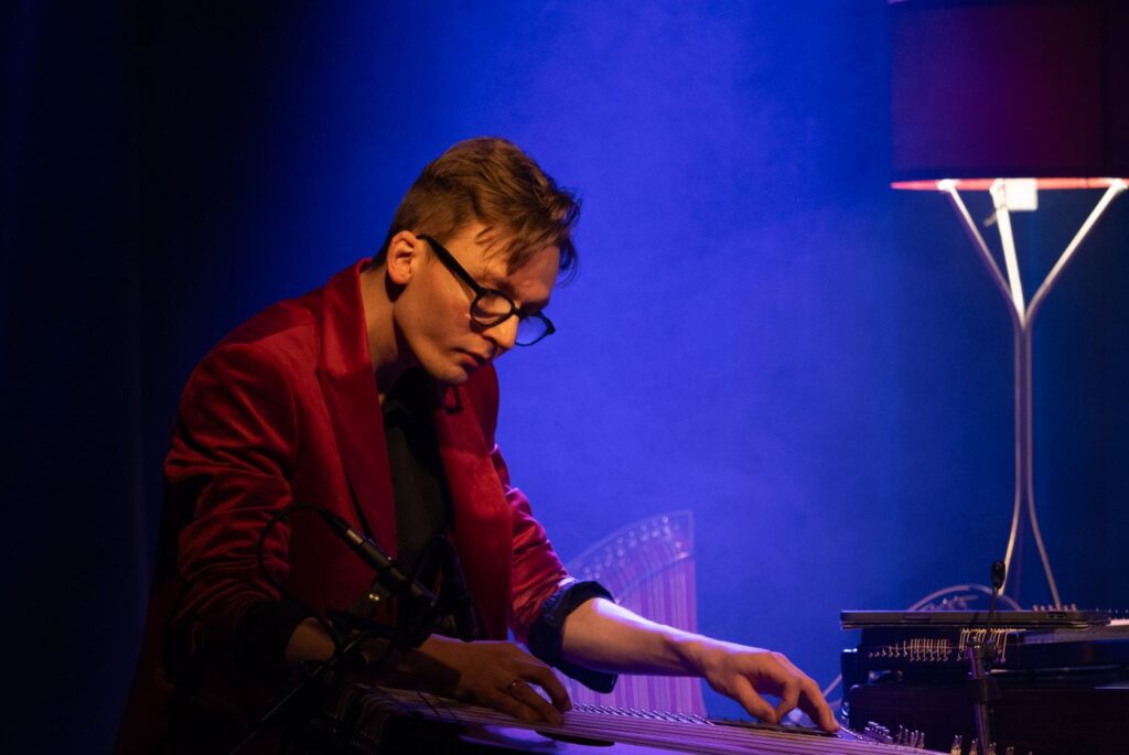 Bild des Zitherspielers Fabian Schumann