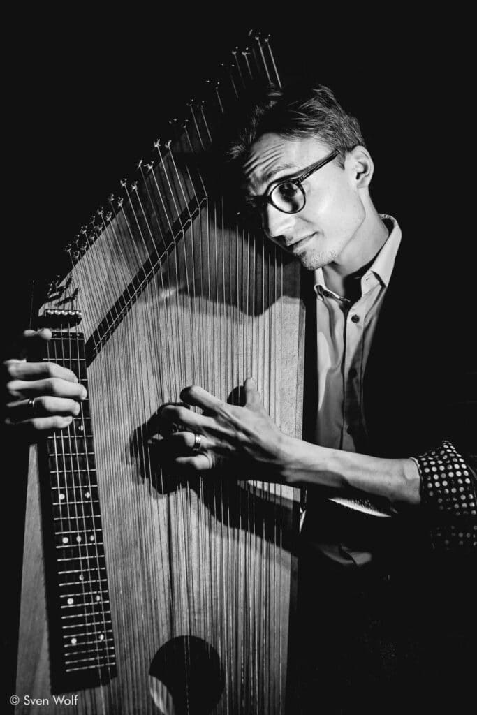 Bild des Zitherspielers Fabian Schumann