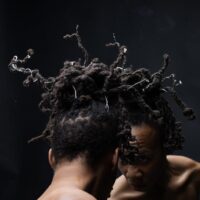 Bild einer szene des Stücks "Five Person Plural"