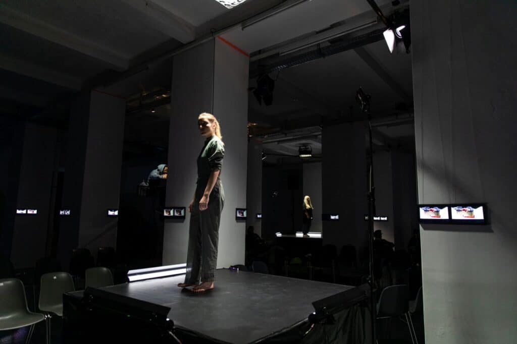 Bild Christina Sutter, Petr Simpson, Aiko Kazuko Kurosaki „Fugen fragmentarisch vernetzt in 13 Bildern“, wien modern 2021, Sandleitenhof Wien