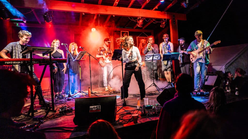 Die musikalische Gruppierung GOT'YA bei einem Live-Auftritt