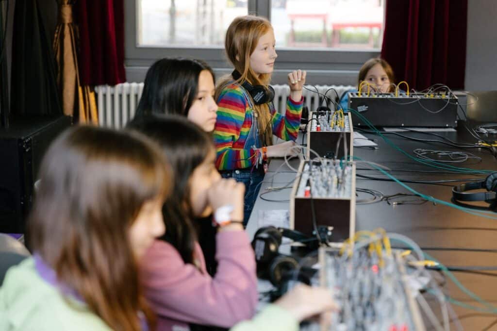 Bild Kinder arbeiten mit Synthesizer