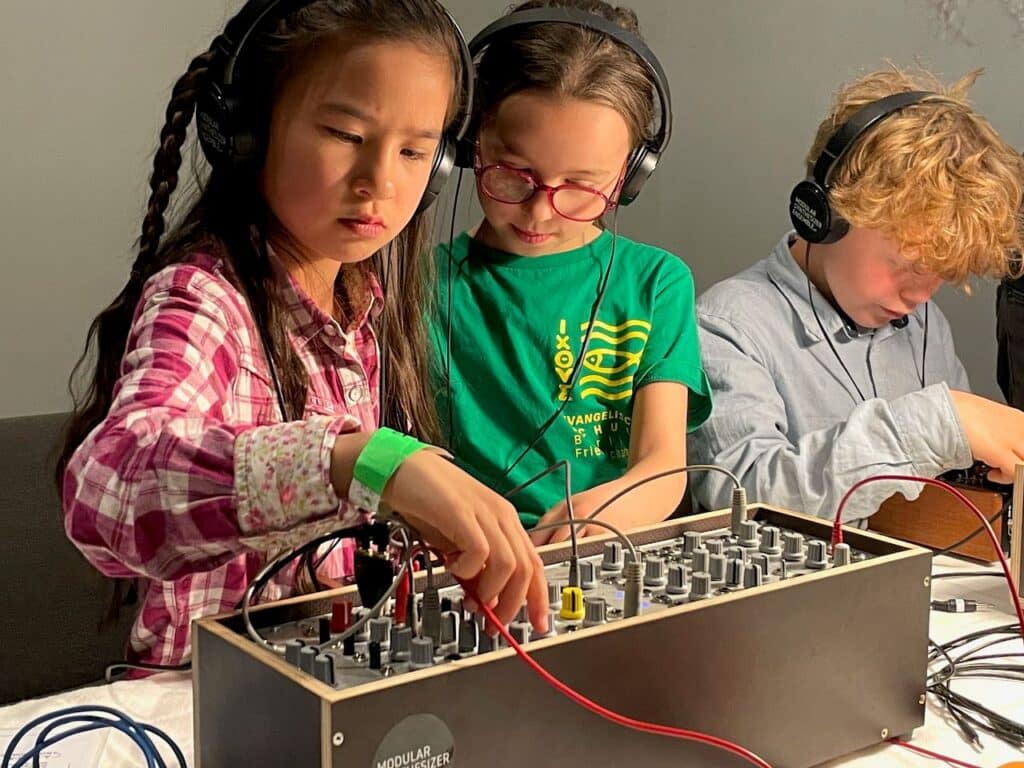 Bilder Kinder am Synthesizer