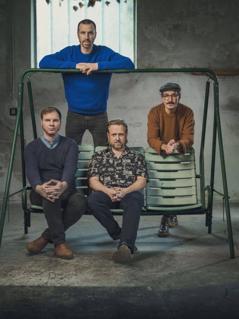 Bild der band Garish auf Schaukel sitzend