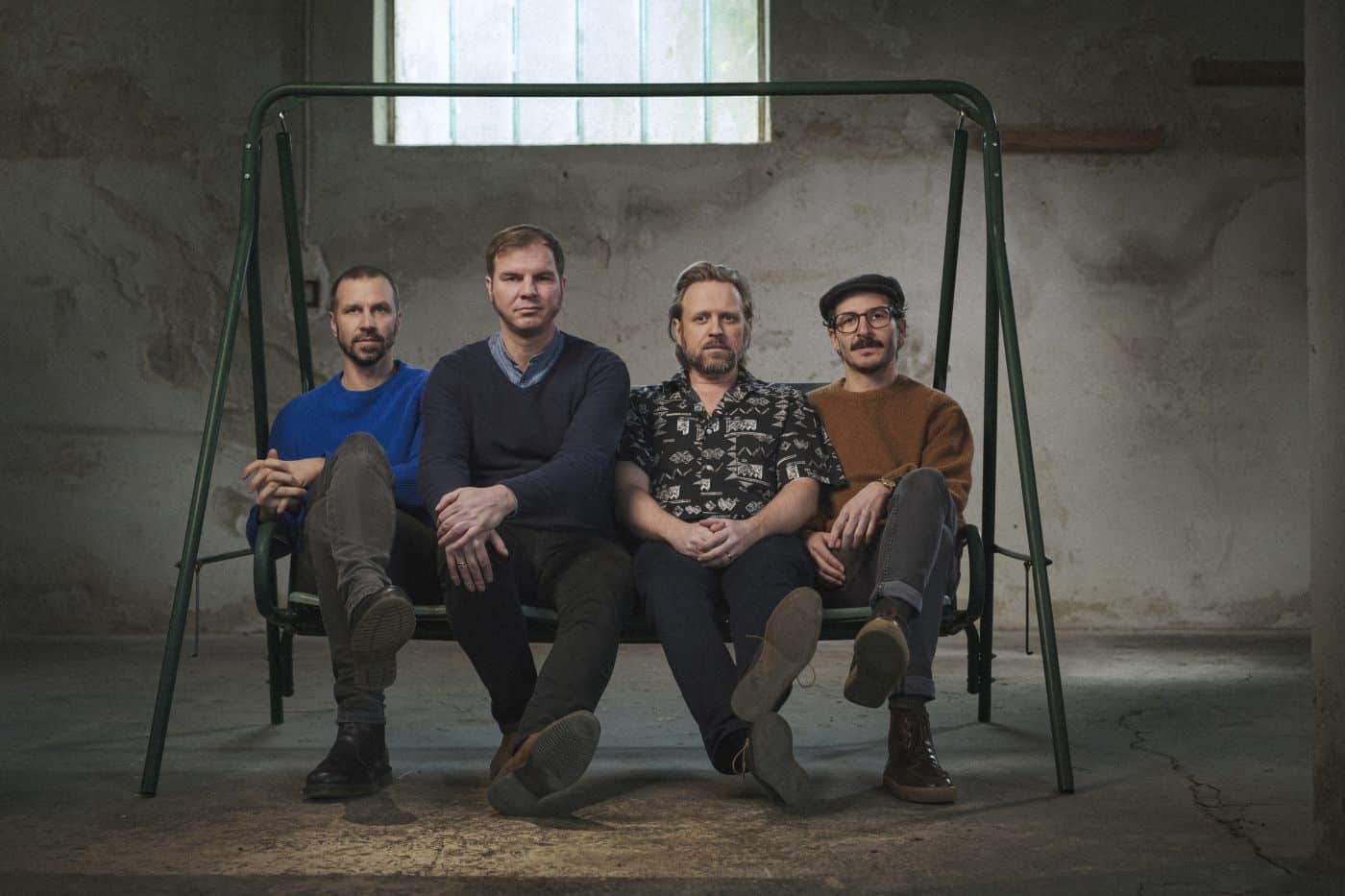 Bild der Band Garish auf Schaukel sitzend