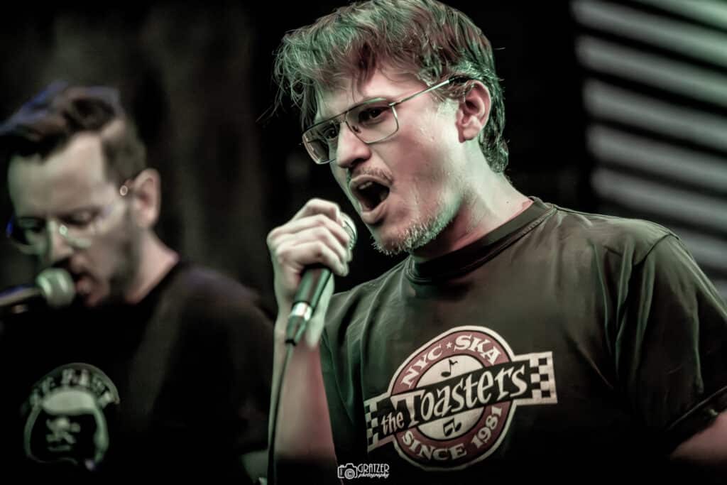 Bild des Sängers der band Generation Gap, Raphael Schmid, live