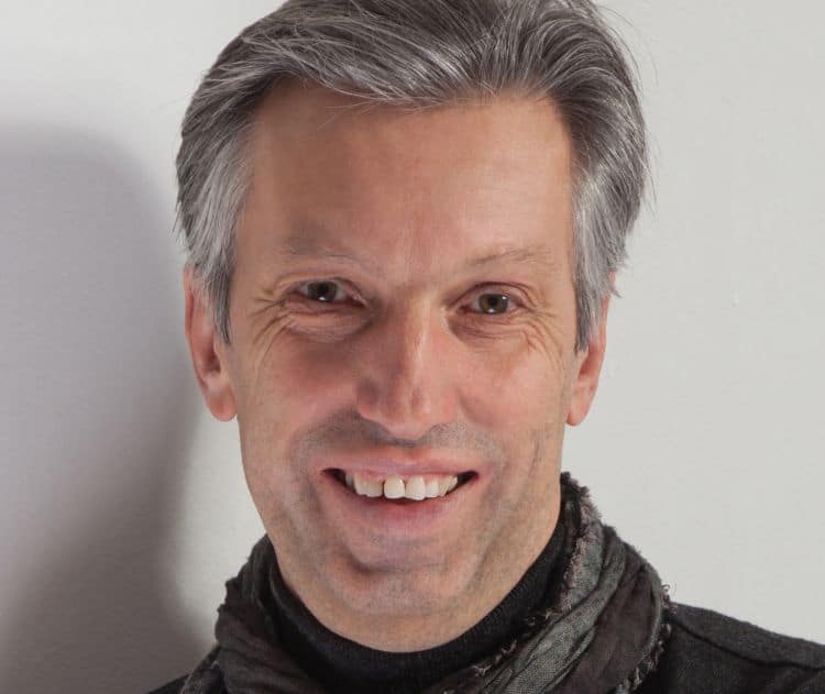 Gottfried Zawichowski lächelnd mit Schal