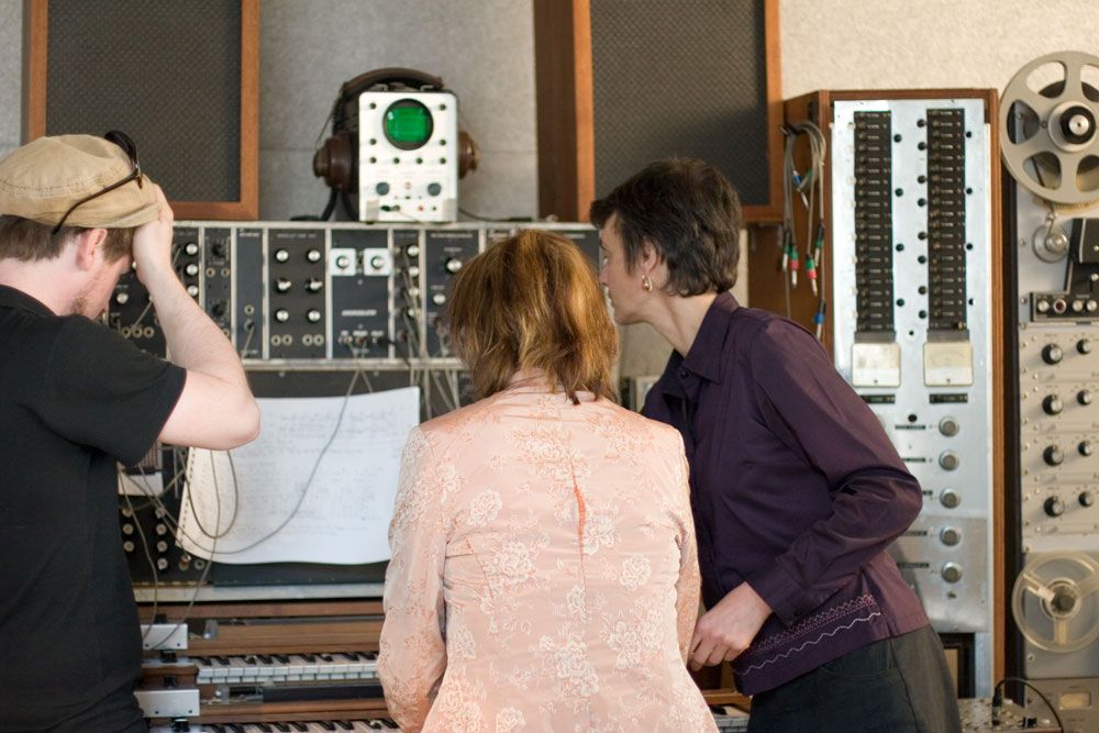 Bild Gregor Ladenhauf, Manon Liu Winter, Elisabeth Schimana, Erarbeitung des Stücks „Höllenmaschine“ in der Ausstellung Zauberhafte Klangmaschinen in der Kulturfabrik Hainburg 2009