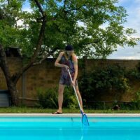 Der Musiker und Komponist Güne Mocn beim Säubern eines Pools