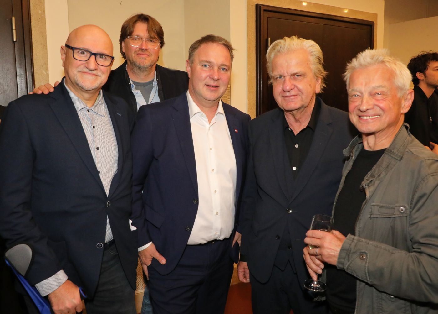 Bild Musikfonds-Geschäftsführer Harry Fuchs, Musikfonds-Obmann Georg Tomandl, Vizekanzler und Kulturminister Andreas Babler, AKM-Präsident Peter Vieweger und Boris Bukowski (vlnr.) bei der 20-Jahr-Feier des Österreichischen Musikfonds