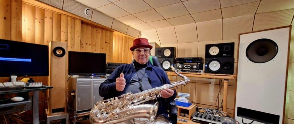 Bild des Musikers Harry Sokal im Studio