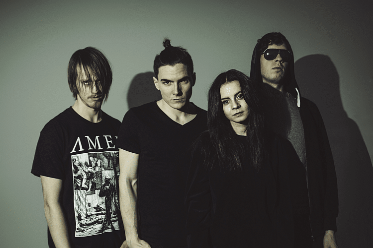 IT’S THE LIPSTICK ON YOUR TEETH (c) Viktor Sohm