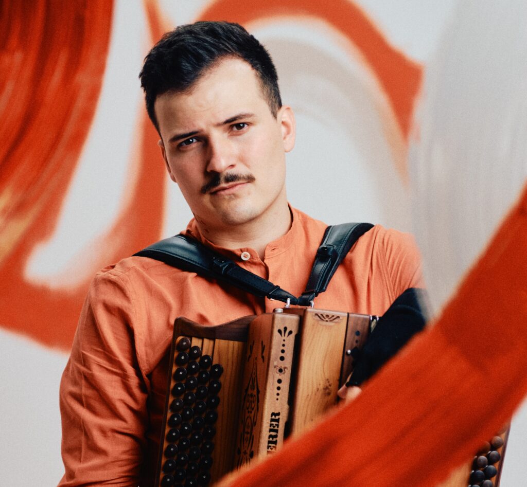 Der Musiker Jakob Steinkellner mit seiner Steirischen Harmonika