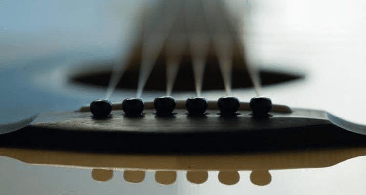 Bild einer Gitarrendecke vom Steg aus gesehen