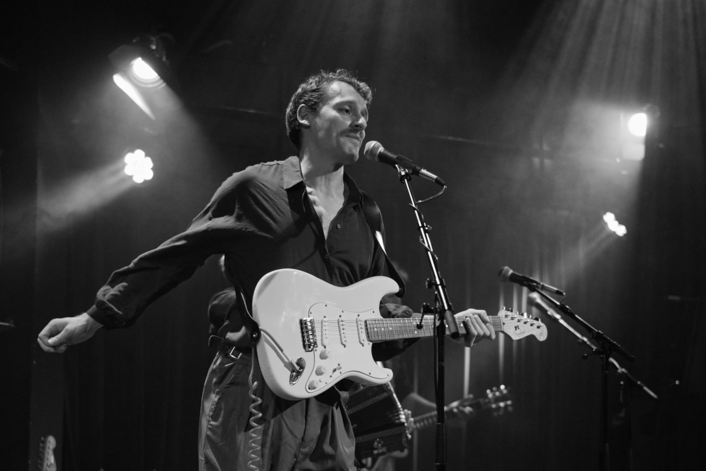 Bild des Liedermachers Jesse Grande live im Treibhaus