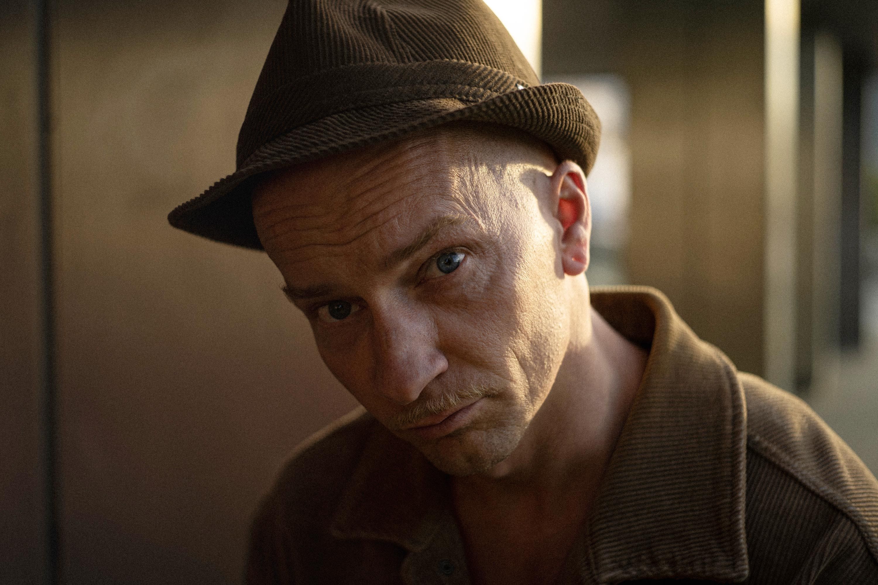 Ein Portrait des Sängers Jo Strauss vor einer Hausmauer